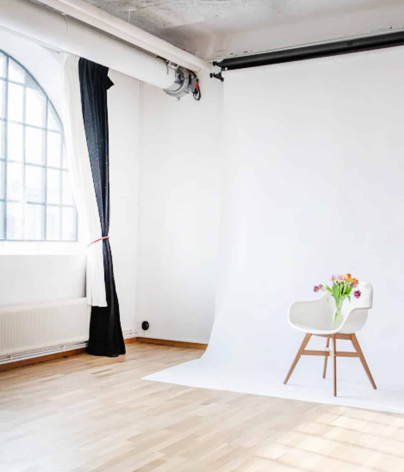 Dagsljusstudio i Stockholm med flera valbara fondbakgrunder vid stora industrifönster, parkettgolv och stora fönster som kan mörkläggas helt eller diffuseras med vitt tyg. Dagsljusstudio i Stockholm med flera valbara fondbakgrunder vid stora industrifönster, parkettgolv och stora fönster som kan mörkläggas helt eller diffuseras med vitt tyg.